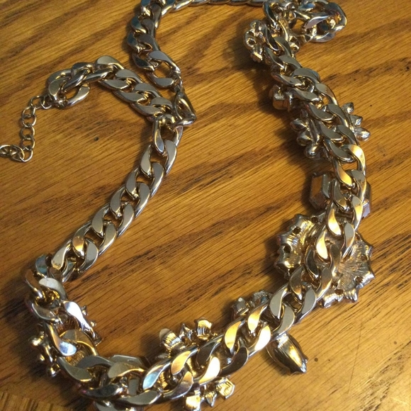 Rhinestone and faux pearl statement necklace - Picture 3 of 4